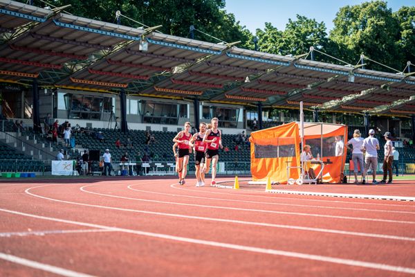 Felix Nadeborn (LG Osnabrueck), Robin Zernick (LG Osnabrueck), Felix Wendler (ATS Buntentor Bremen) am 02.07.2022 waehrend den NLV+BLV Leichtathletik-Landesmeisterschaften im Jahnstadion in Goettingen (Tag 1)